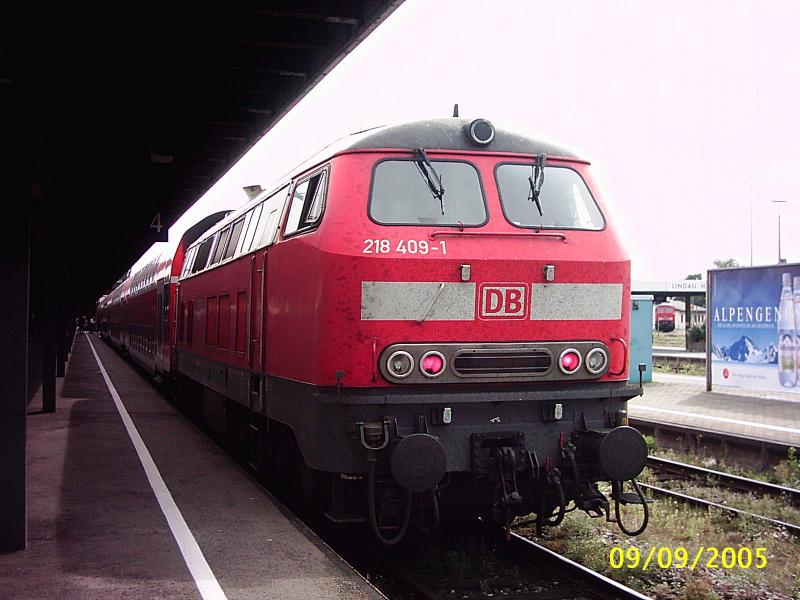 DB 218 am 9.9.05 mit Doppelstockwagen in Lindau.