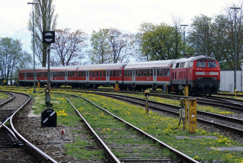 DB 218193-1 mit Wendezuggarnitur wartet am 18.04.2009 in Lindau auf neue Aufgaben.