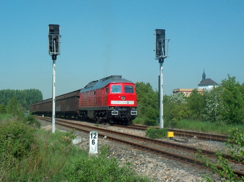 DB 232 388-9 mit Ganzwagen voller Zementscke aus dem Zementwerk Karsdorf, auf der Fahrt nach Stettin (Hafen), im Bahnhof Laucha (Unstrut); 12.05.2008