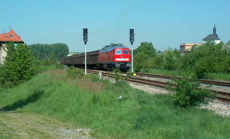 DB 232 388-9 mit Ganzwagen von Karsdorf (Zementwerk) nach Stettin (Hafen) im Bahnhof Laucha (Unstrut); 12.05.2008
