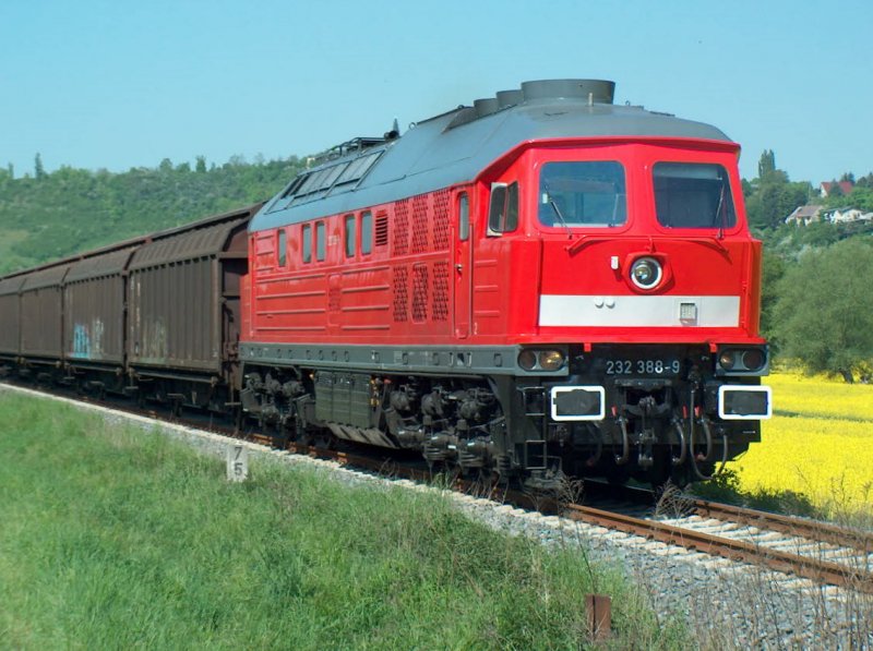 DB 232 388-9 mit Ganzwagen voller Zementscke aus Karsdorf, bei Freyburg (Unstrut); 12.05.2008 