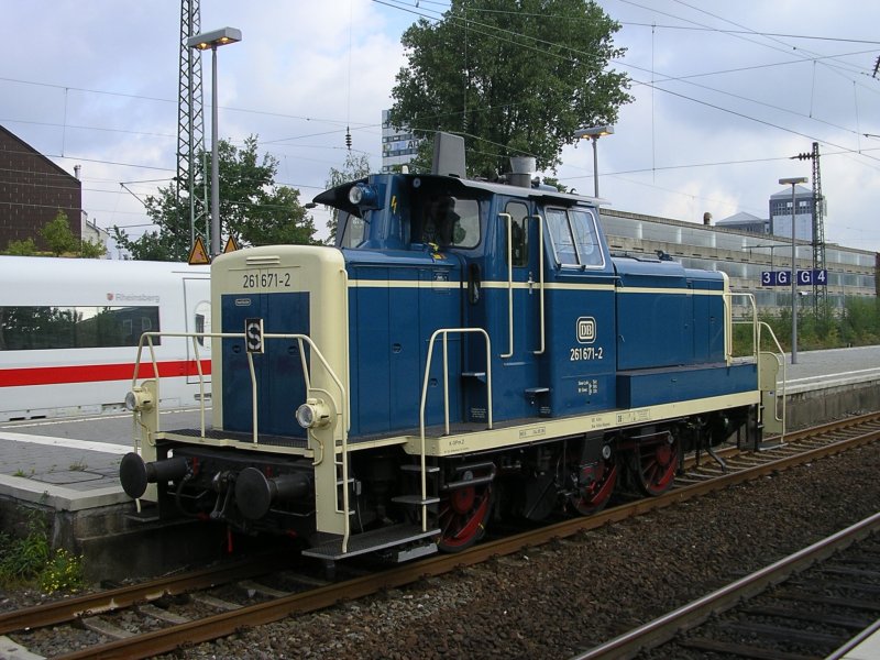 DB 261 671-2 in Bochum Hbf.,im Hintergrund noch zu sehen der Steuerwagen 808 001-2 des ICE2  Rheinsberg  als ICE 944 von Berlin Ostbahnhof nach Dsseldorf Hbf.(10.09.2008)