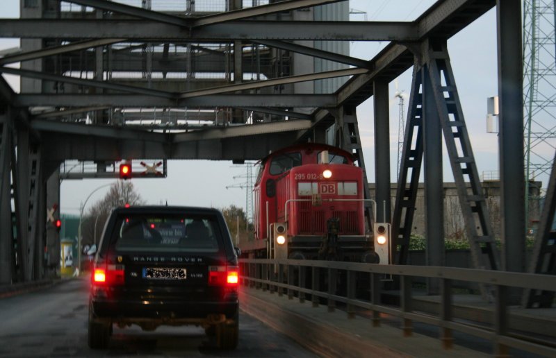 DB 295 012-9 am Abend des 18.10.2008 auf der Hamburger Rethebrcke.