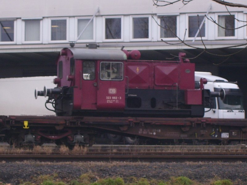 DB 323 602-3 auf einem Gterwagen im Industriepark Kalle-Albert in Wiesbaden; 14.01.2008