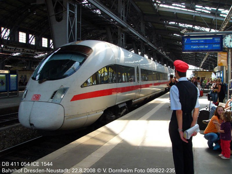 DB 411 054 ist pnktlich im Bahnhof Dresden-Neustadt, ein freundlicher Servicemitarbeiter steht bereit zu Beratung und Hilfe