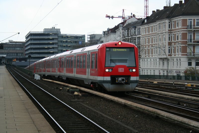 DB 474 611-1 der Hamburger S-Bahn am 19.4.2008 in Hamburg-Altona.