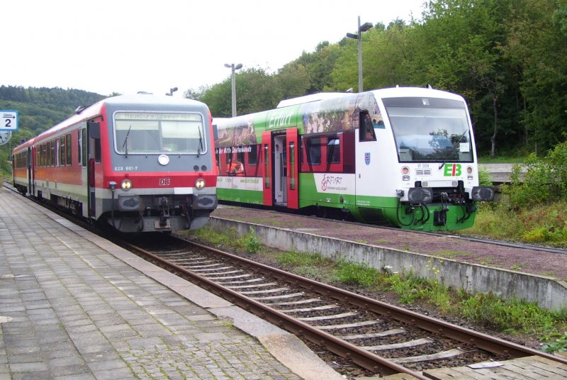 DB 628 601-7 als RB von Nebra nach Naumburg (Saale) Hbf und EIB VT 009 als Sonderzug von Erfurt Hbf nach Nebra. Wegen dem Freyburger Winzerfest setzte die Burgenlandbahn Triebwagen der BR 628 ein und die IG Untstrutbahn e.V. organsierte die Sonderfahrt ber den nicht mehr regelmig befahrenen Teil der Unstrutbahn. Bahnhof Nebra; 08.09.2007
