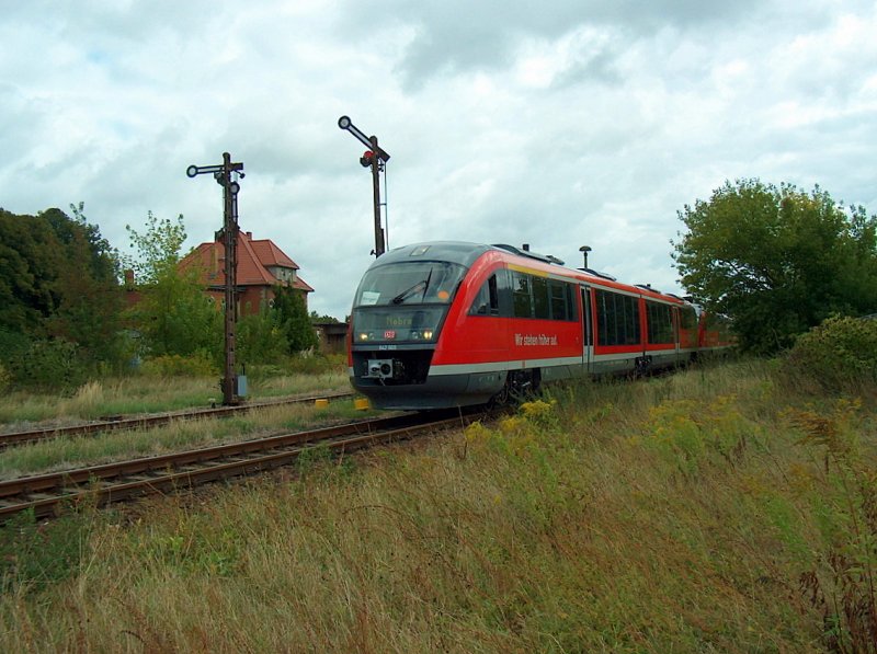 DB 642 669-6 + 642 163-9 als RB 25974 von Naumburg (S) Ost nach Nebra, bei der Ausfahrt in Laucha; 13.09.2009