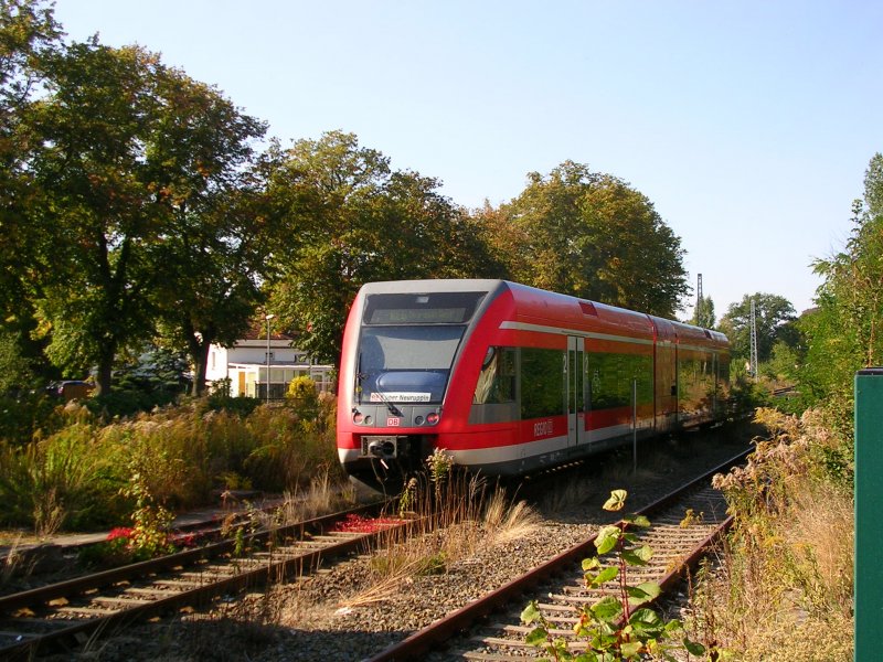 DB 646 war am 27.9.09 gegen 15 Uhr richtung Neuruppin West unterwegs.
Hier bei der Ausfahrt am Bahnhof Velten