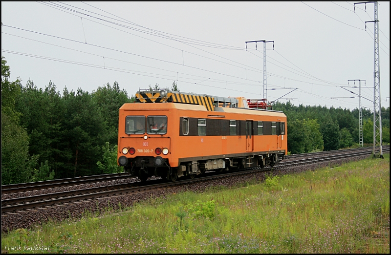 DB 708 320-7 ist bei trben und regnerischem Wetter unterwegs (Berlin Wuhlheide, 18.07.2009)