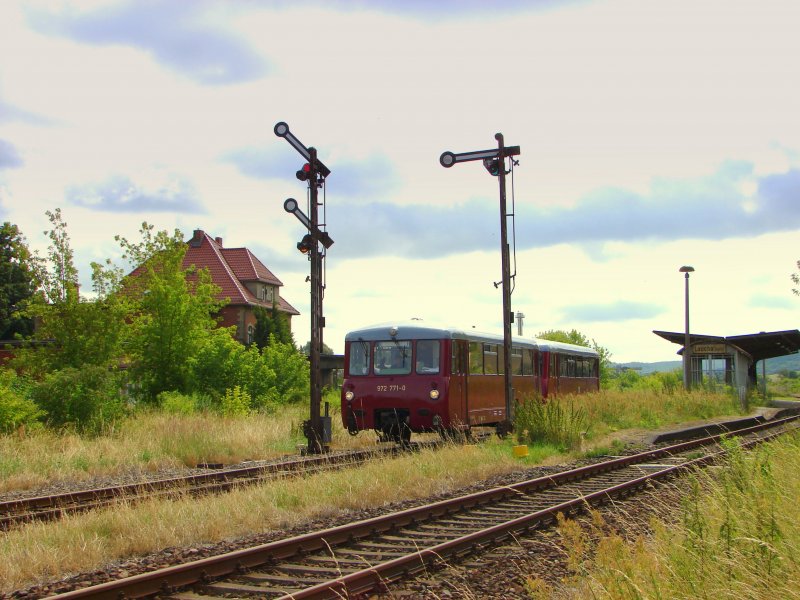 DB 972 771-0 + DR 171 056-5 als DPE 33890 von Schnberg (Vogtland) nach Wangen (Unstrut), bei der Ausfahrt in Laucha (Unstrut); 12.07.2009 