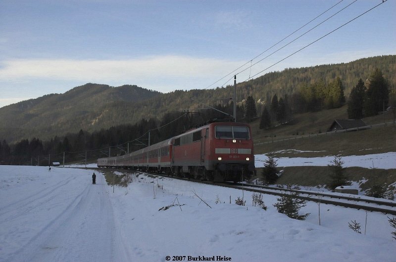 DB AG 111 031 kurz vor dem Bahnhof Klais am 28.12.2006