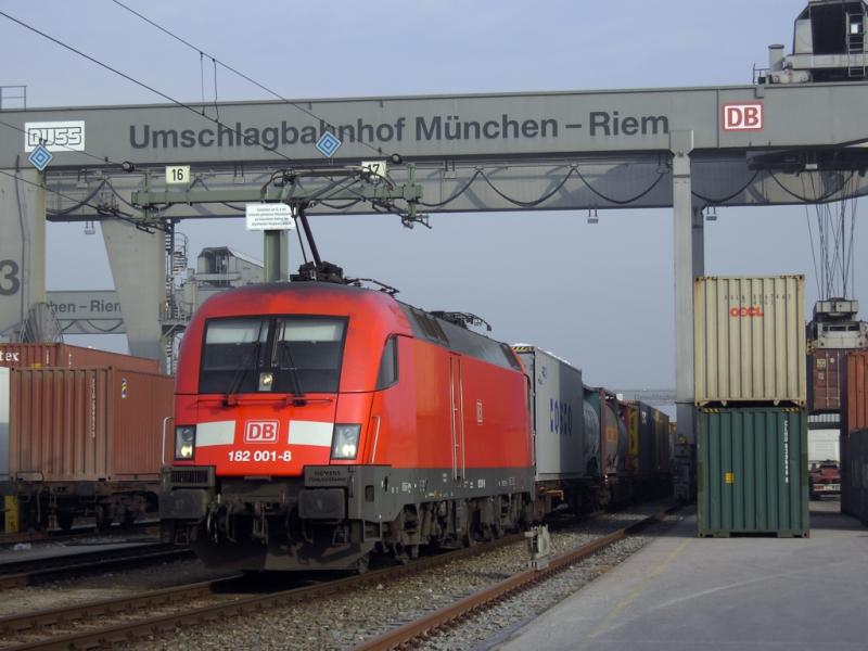 DB AG 182 001-8 am 01.02.2006 im Ubf Mnchen-Riem.