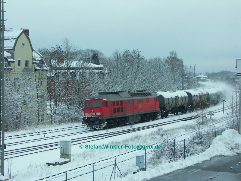 DB AG 232693 beschleunigt am Nachmittag des 12.12.2008 einen lzug aus Hof Hbf. Richtung Plauen. Der Winter ist auch schon da....