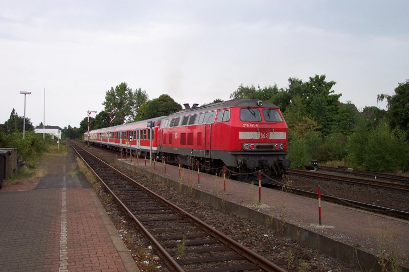 DB AG-Diesellok 218 181-6 fhrt mit RegionalExpress RE14 in Dorsten am Hp2-zeigenden Formsignal vorbei auf dem Weg nach Borken. Inzwischen betreibt nicht mehr die DB AG diese Strecke, sondern die Nord-West-Bahn. Diese setzt zur Bedienung Dieseltriebwagen  Talent  ein.