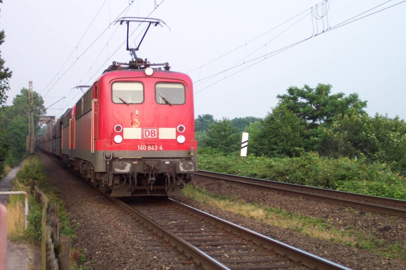 DB AG-Ellok 140 843-4 im Doppelpack mit einer Schwesterlok und Schttgut-Ganzzug auf der Emschertalbahn, Nhe Nordsternpark. Auf ihre letzten Tage haben einige Loks der Baureihe 140 noch Einholm-Stromabnehmer spendiert bekommen, was ein wenig gewhnungsbedrftig aussieht.