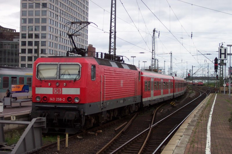 DB AG-Ellok 143 258-2 in Dortmund Hbf mit x-Wagen-Zug als S8. Die Maschine fungiert als Schublok, d.h. sie schiebt den Zug und wird vom Steuerwagen, der sich an der Zugspitze befindet, ferngesteuert. Fast wie bei der Modellbahn... 