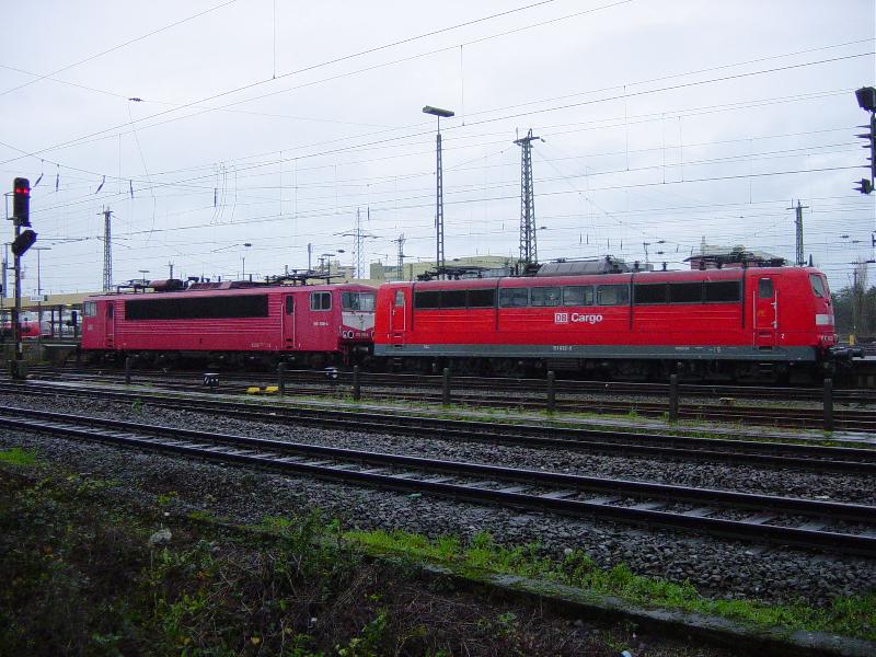 DB BR 151 032-0 und BR 155 009-4 abgestellt am 02.01.03 in Basel Bad Bf