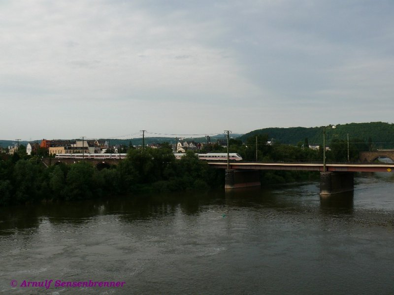 DB BR 411 (ICE-T) fhrt nordwrts nachdem er die Moselbrcke der linksrheinschen Rheinstrecke berquert hat.
01.06.2008 Koblenz