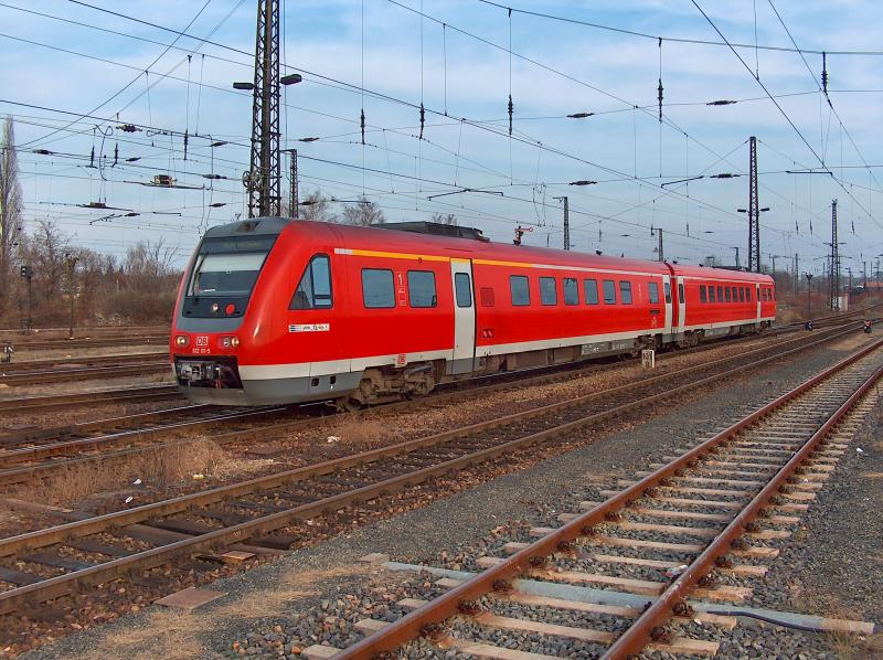 DB BR 612 111-5 am 02.12.03 bei der einfahrt in Dresden Neustadt