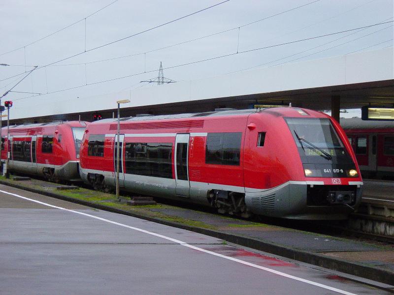 DB BR 641 017-9 und 641 002-1 Richtung Waldshut am 02.01.03 in Basel Bad Bf