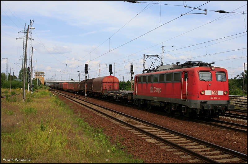 DB Cargo 140 013-4 mit gem. Gterzug (Berlin Schnefeld, 08.08.2009)