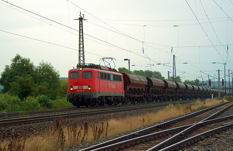 DB Cargo 140 172-8 mit einem Getreide-Ganzzug Richtung Groheringen, in Naumburg (Saale); 14.07.2009