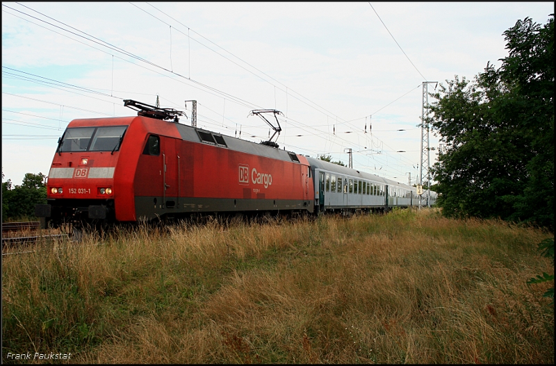DB Cargo 152 031-1 mit Militrbegleitwagen (Bcmkh 240-Wagen) im Gegenlicht. Es handelt sich dabei in Halberstadt umgebaute Bm 235 (Saarmund, 01.08.2009)