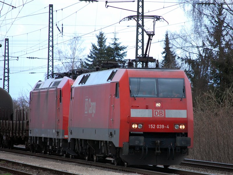 DB Cargo 152 039-4 zieht eine abgebgelte 185er als erste Last vor ihrem Gemischtwarenladen hinter sich her. In dieser seitlichen Ansicht erkennt man die unterschiedliche Bauweise der Lftungsgitter und somit die Be-/Entlftung der  Kraftwerke  der 152 und 185.