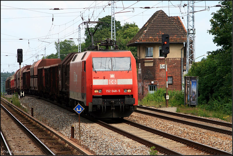 DB Cargo 152 048-5 kommt mit einem gemischtem Gterzug die Steigung hochgefahren (Berlin Friedrichshagen, 01.07.2009)