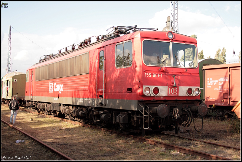 DB Cargo 155 001-1 darf auf keinem Fest fehlen, hier beim 6. Berliner Eisenbahnfest. Auffllig sind die groen Fenster, die bei den anderen Loks der Baureihe kleiner sind. Es ist auch der erste von insgesamt drei Prototypen bevor die Serienlieferung begann (Bw Schneweide 04.10.2009)