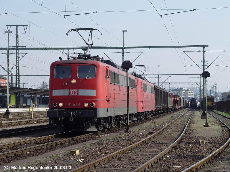 DB Cargo BR 151 143-5 und BR 151 018-9 am 29.03.03 in Singen (Htw)