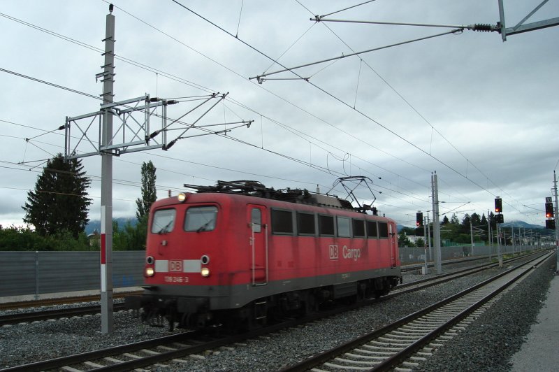 DB-Cargo-Lok 139 246-3 bei Einfahrt in den Containerbahnhof in Salzburg-Liefering  Juni 08
