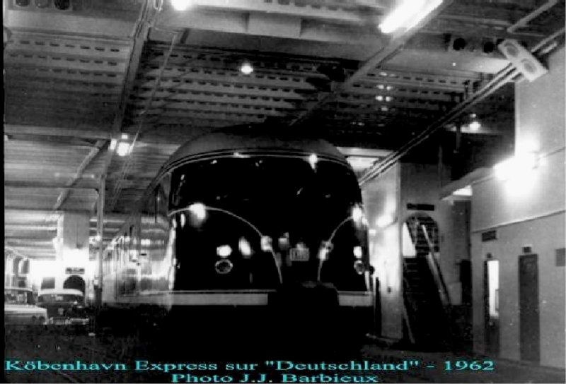DB - Der VT08  Kopenhagen Express  verbindet Hamburg und Kopenhagen, ber Puttgarden - Roedby.  Hier irgendwann in 1962 
auf dem Fhrschiff Deutschland, zusammen mit typischen Autos von dieser Zeit...  Foto : J.J. Barbieux 