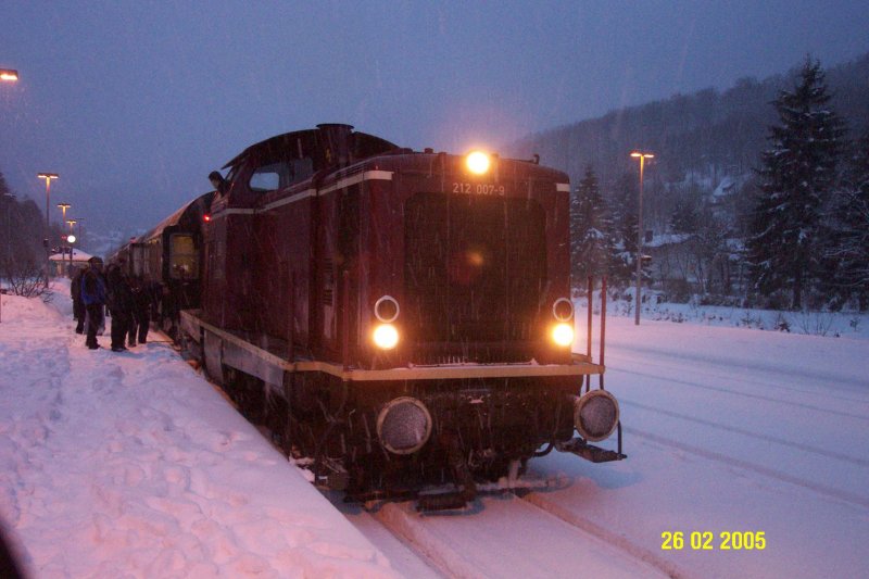 DB-Diesellok 212 007-9 im verschneiten Ort Willingen bei einer Sonderfahrt des Museumszuges der Ruhrtalbahn.