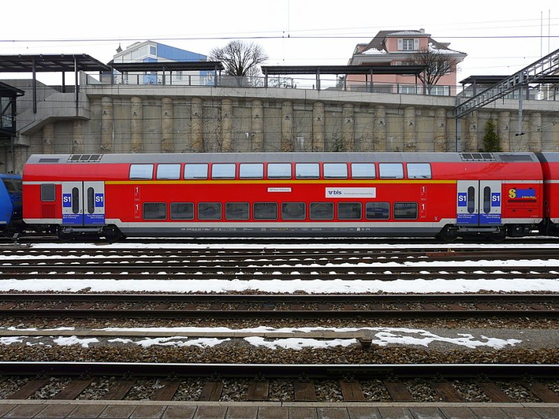 DB - Doppelstockwagen DABpza 50 80 36-81 097-8 im bls Diensten im Bahnhof Spiez am 28.12.2008