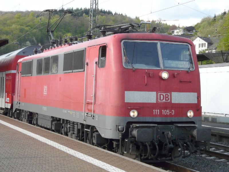 DB - E-Lok 111 105-3 im Bahnhof von Dillenburg am 02.05.2008