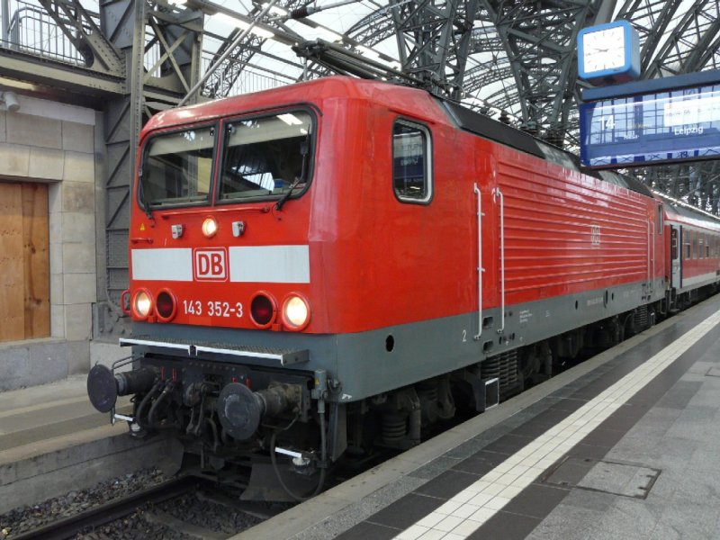 DB - E-Lok 143 352-3 als ICE Ersatz nach Dresden-Leibzig im Bahnhof von Dresden am 11.12.2008