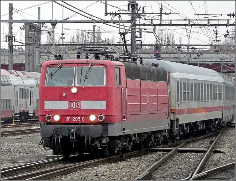 DB E-Lok 181 205-6 kommt am 24.02.09 vom Abstellgleis und fhrt in den Bahnhof von Luxemburg ein, um kurze Zeit spter ihre Reise nach Norddeich Mole anzutreten. (Jeanny)