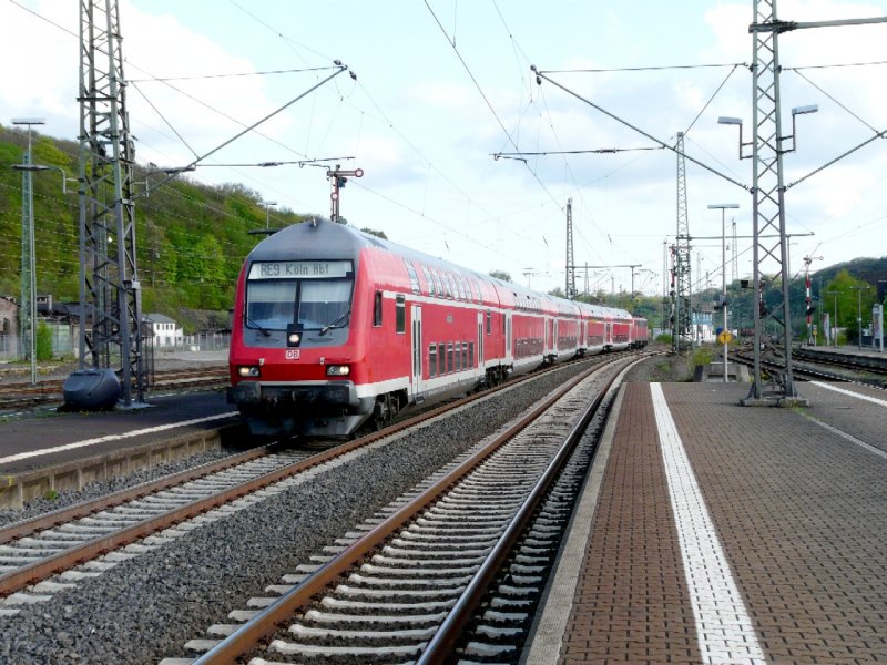 DB - Einfahrender RE mit Doppelstockwagen und als Schiebelok eine E 111 im Bahnhof von Dillenburg am 02.05.2008