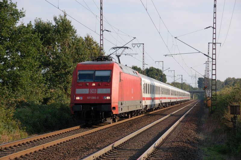 DB Elok 101 051-1 mit IC in den frhen Abendstunden des 16.09.2007 in Recklinghausen am Bahnbergang Brster Weg.