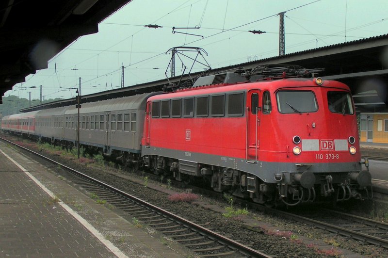 DB Elok 110 373-8 am 31.05.2004 mit Personenzug im Hauptbahnhof von Wanne-Eickel.
