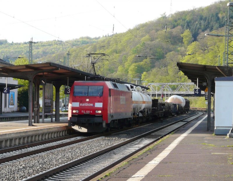 DB - Gterzug mit E-Lok 152 100-4 bei der durchfahrt im Bahnhof von Dillenburg am 01.05.2008