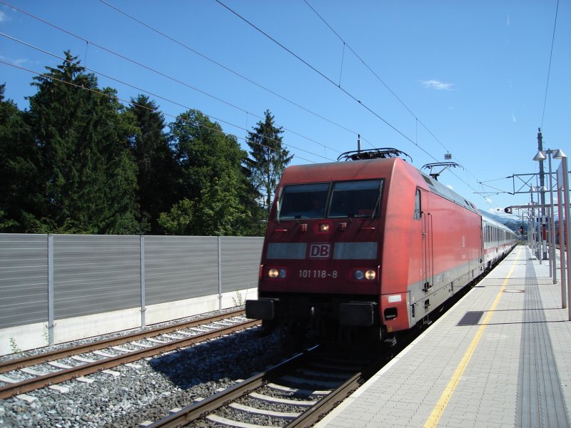 DB IC mit 101118-8 von Salzburg kommend nach Frankfurt/M.durchfhrt gerade den S-Bahn-Haltepunkt Salzburg-Taxham. 18.08.08

