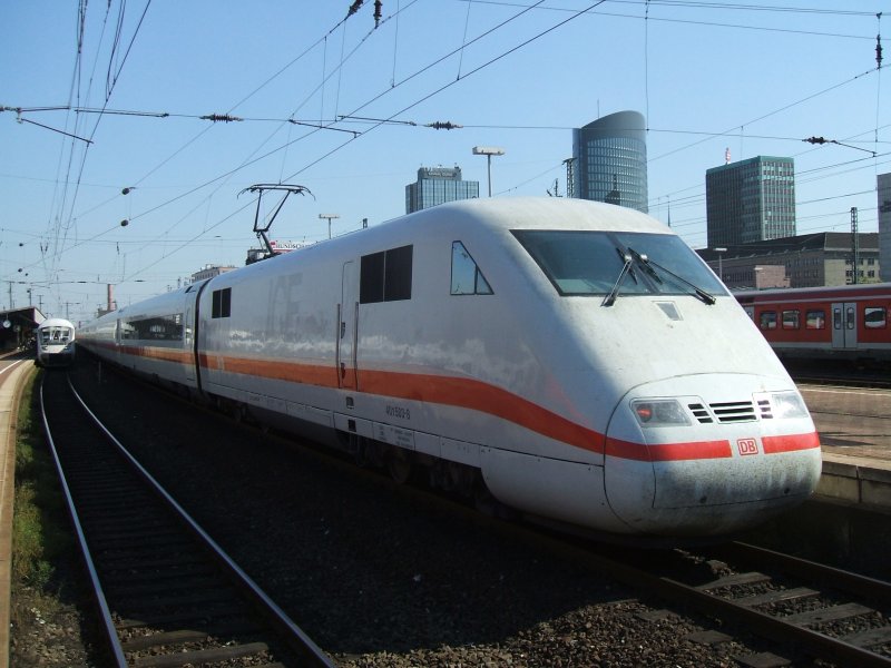 DB ICE 1 ,mit TK 401 503-8 im Schub nach Kiel ,Gleis 10,
im Dortmunder Hbf.,links der IC 2046 bei der Einfahrt 
auf Gleis 11 , fhrt dann weiter nach Kln.(22.09.2007)