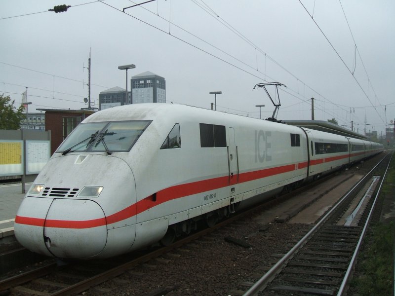 DB ICE 2  Bergen auf Rgen  mit TK 402 017-8 aus Berlin Ostbhf.
nach Kln/Bonn Flughafen musste im Bochumer Hbf.auerplan auf 
Gleis 4 eine Zwangspause einlegen, Streckensperrung zwischen Essen und Duisburg wegen PU,Notarzt im Gleis.(25.10.2007)