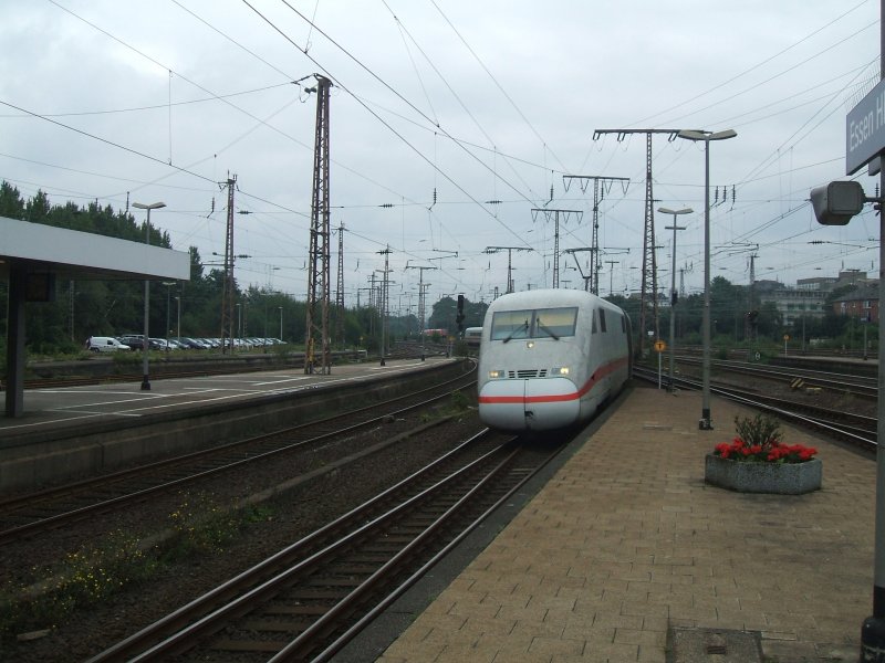 DB ICE 2  Bonn  erreicht Essen Hbf.von Berlin Ostbhf. nach
Kln/Bonn Airport.