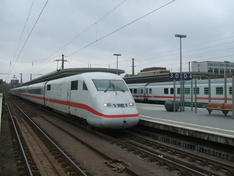 DB ICE 2  Lbbenau/Spreewald ,TK 402 021-0 , von Berlin Ostbahnhof nach Kln/Bonn Flughafen,bei der Einfahrt in Bochum Hbf.(24.10.2007)