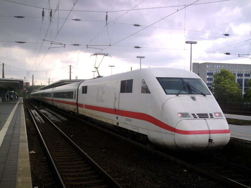 DB ICE 2 mit TK 402 029-3 im Schub,von Kln/Bonn nach
Berlin Ostbahnhof in Bochum Hbf.(16.08.2007)