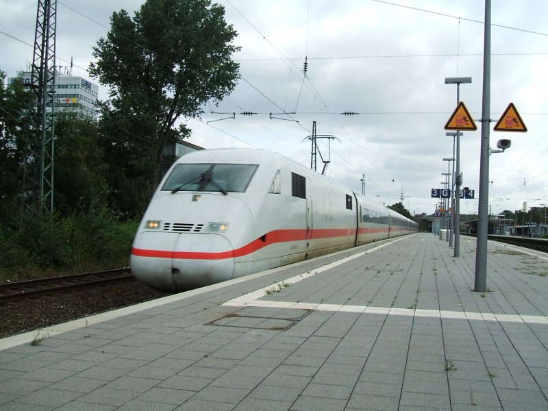 DB ICE 2  Templin  mit TK 402 046-7 von Berlin Ostbhf. nach
Kln/Bonn Airport bei der Ausfahrt aus dem Bochumer Hbf.
(vormittags 12.09.2007)